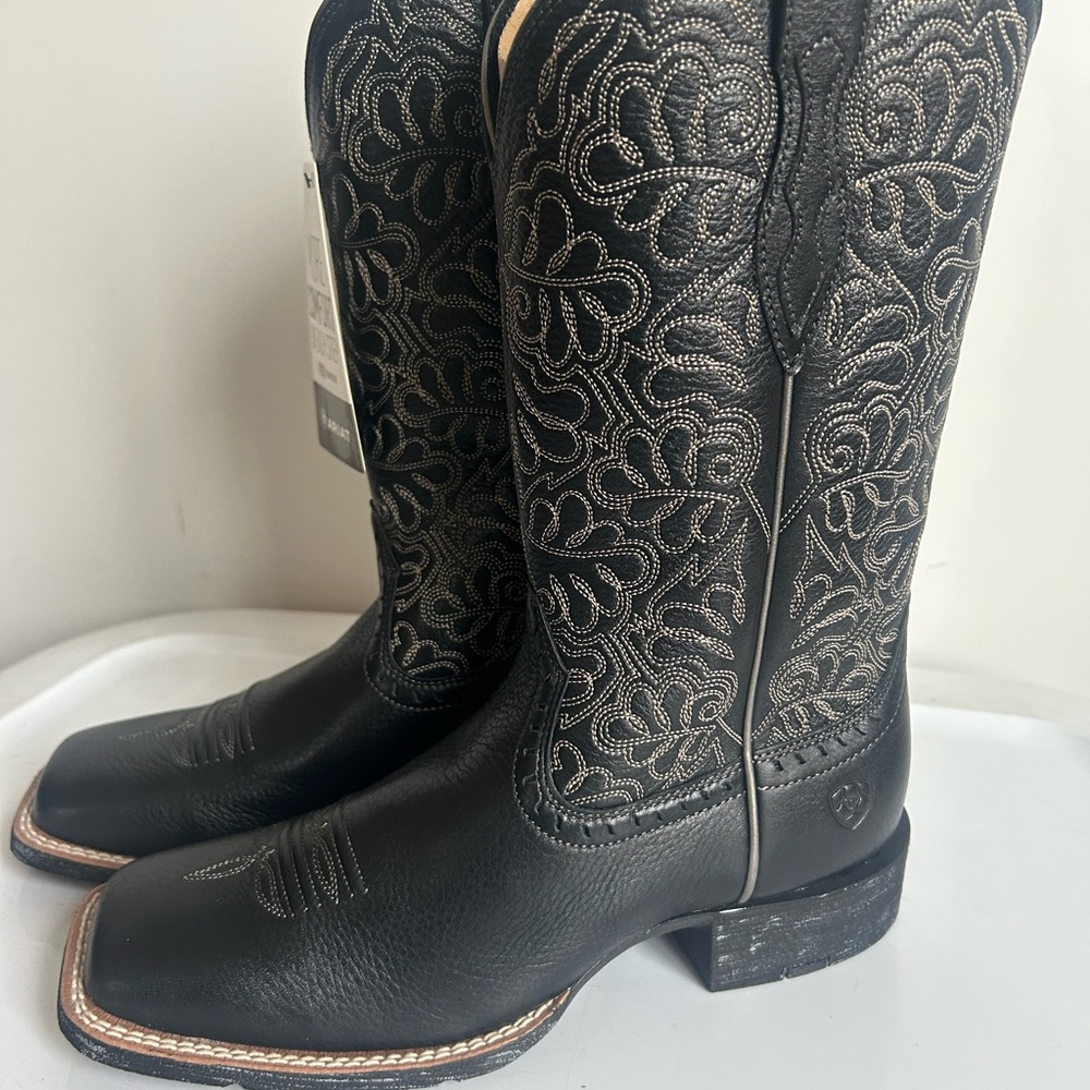 Ariat Women’s Black Leather RoundUp Remuda Wide Square Toe Western Cowgirl Boots - Picture 2 of 10